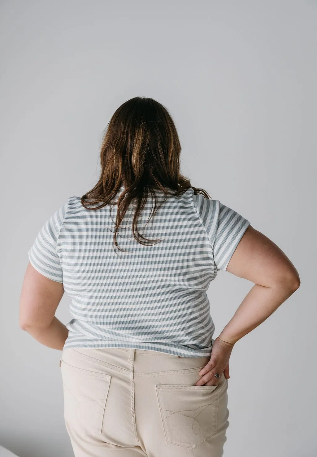 ESSENTIAL SHORT SLEEVE RIBBED CREW NECK TEE IN ECRU AND WISP