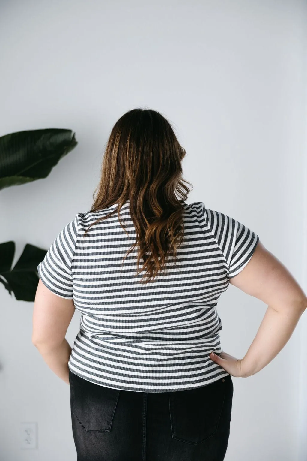 ESSENTIAL SHORT SLEEVE RIBBED CREW NECK TEE IN STRIPED CHARCOAL